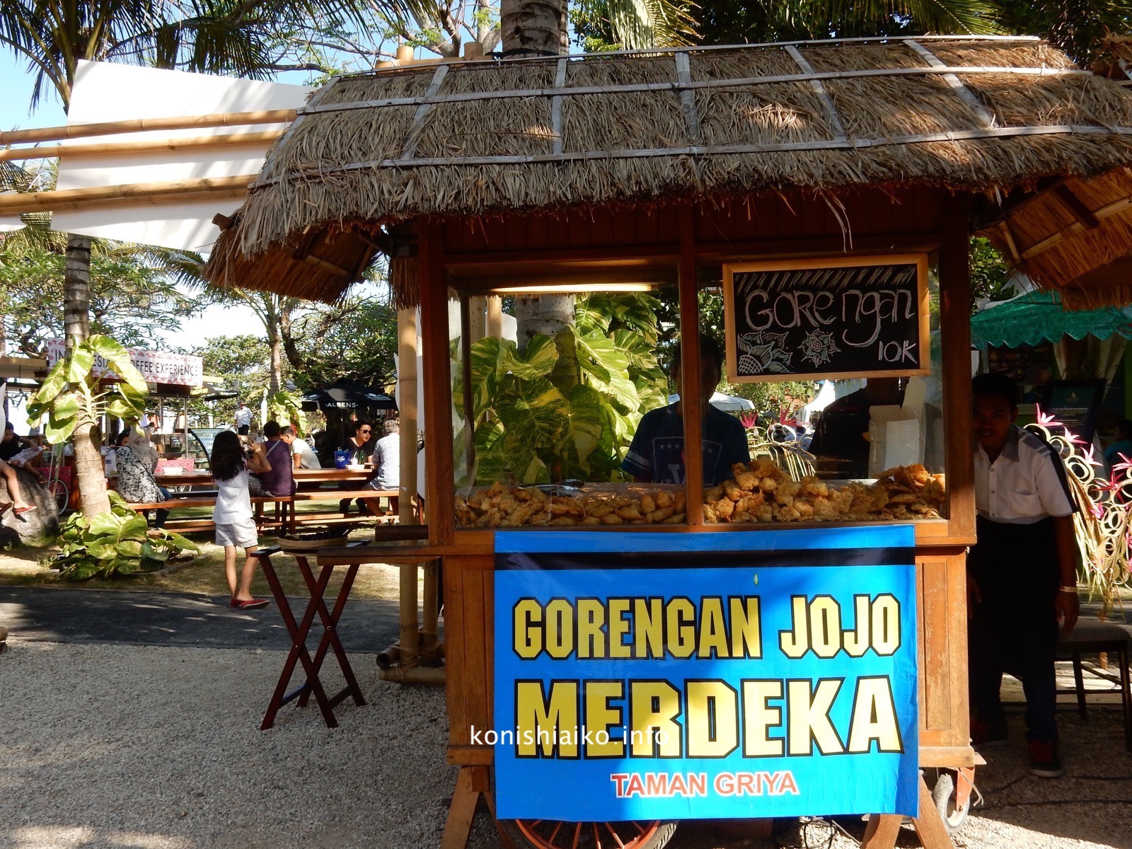 インドネシアの揚げおやつ「ゴレンガン」の屋台