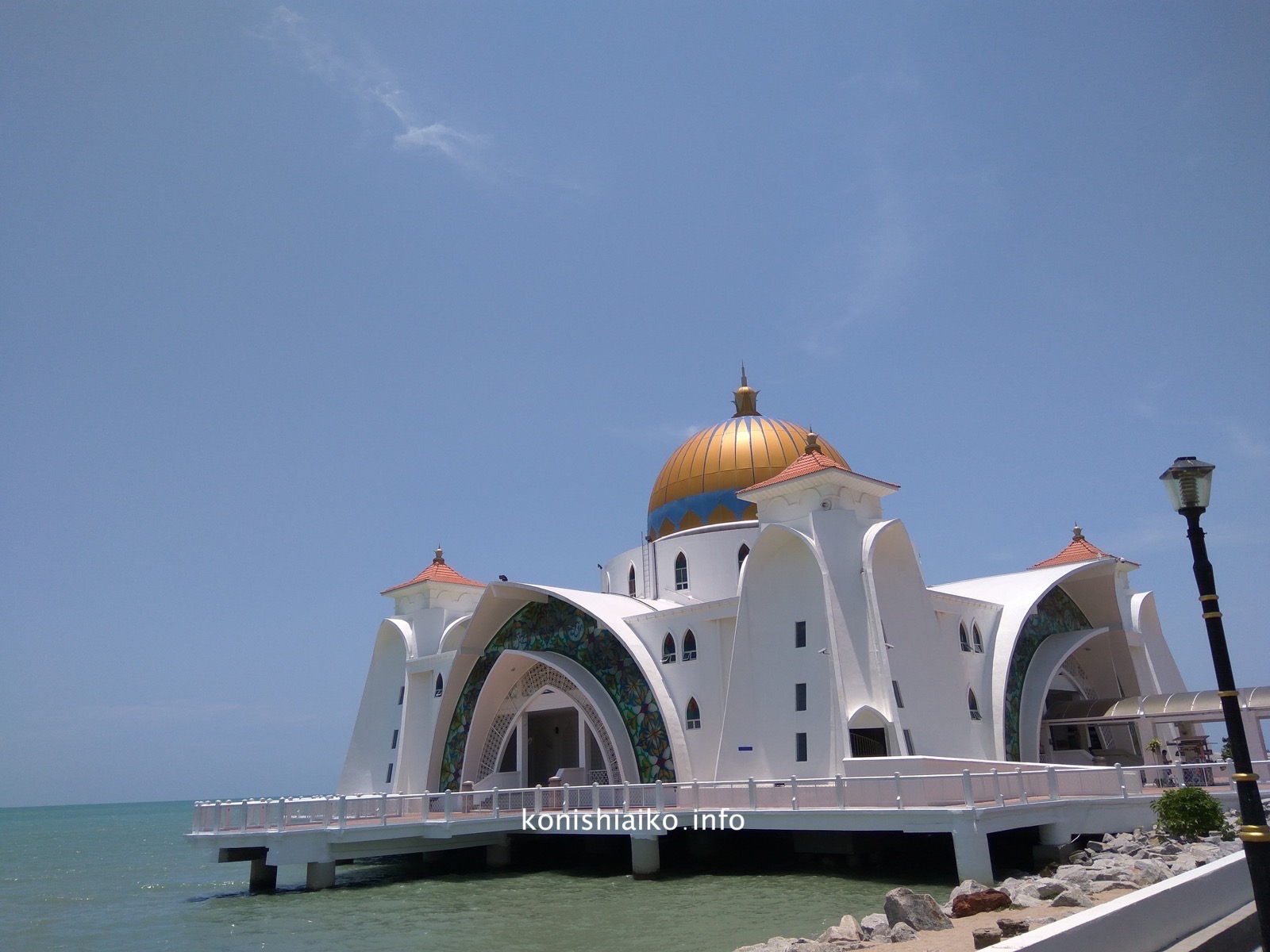 海にせり出して立てられた素敵モスク