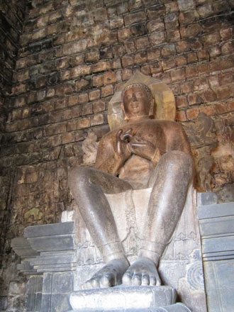 ムンドット寺院の像