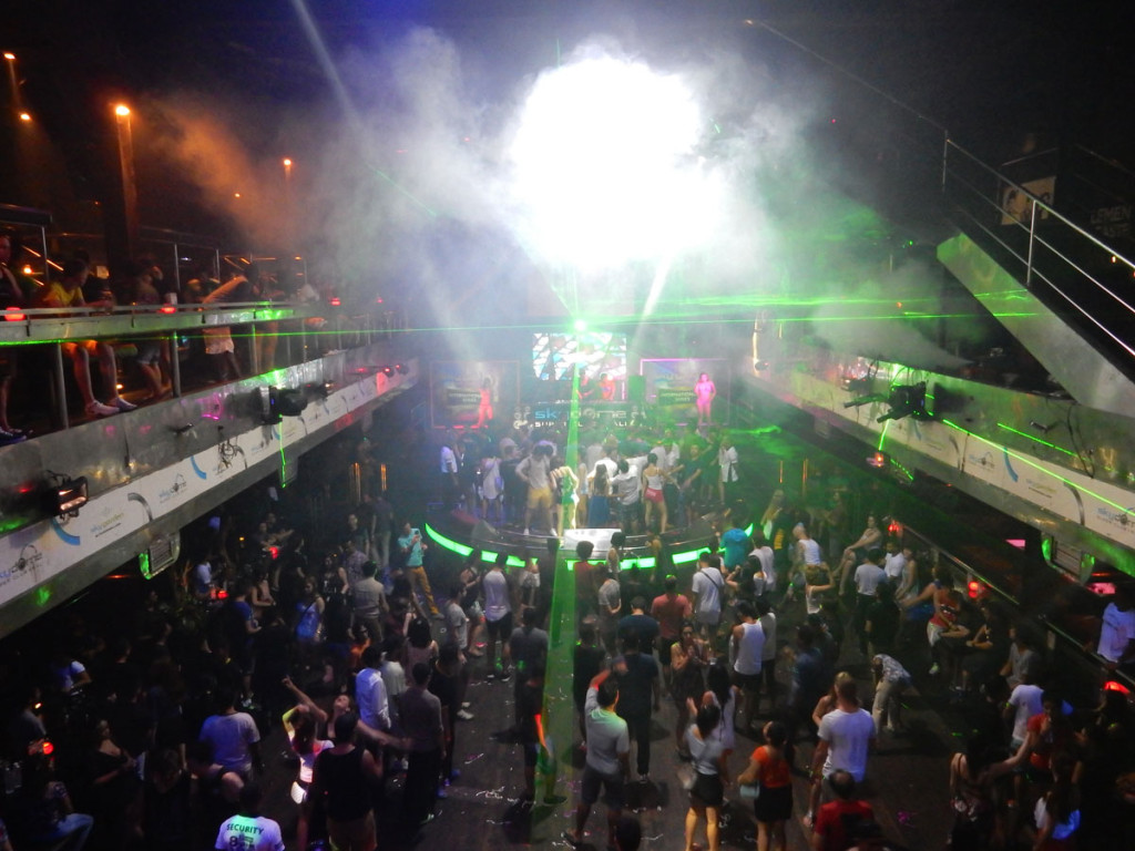 バリ島ナイトクラブ