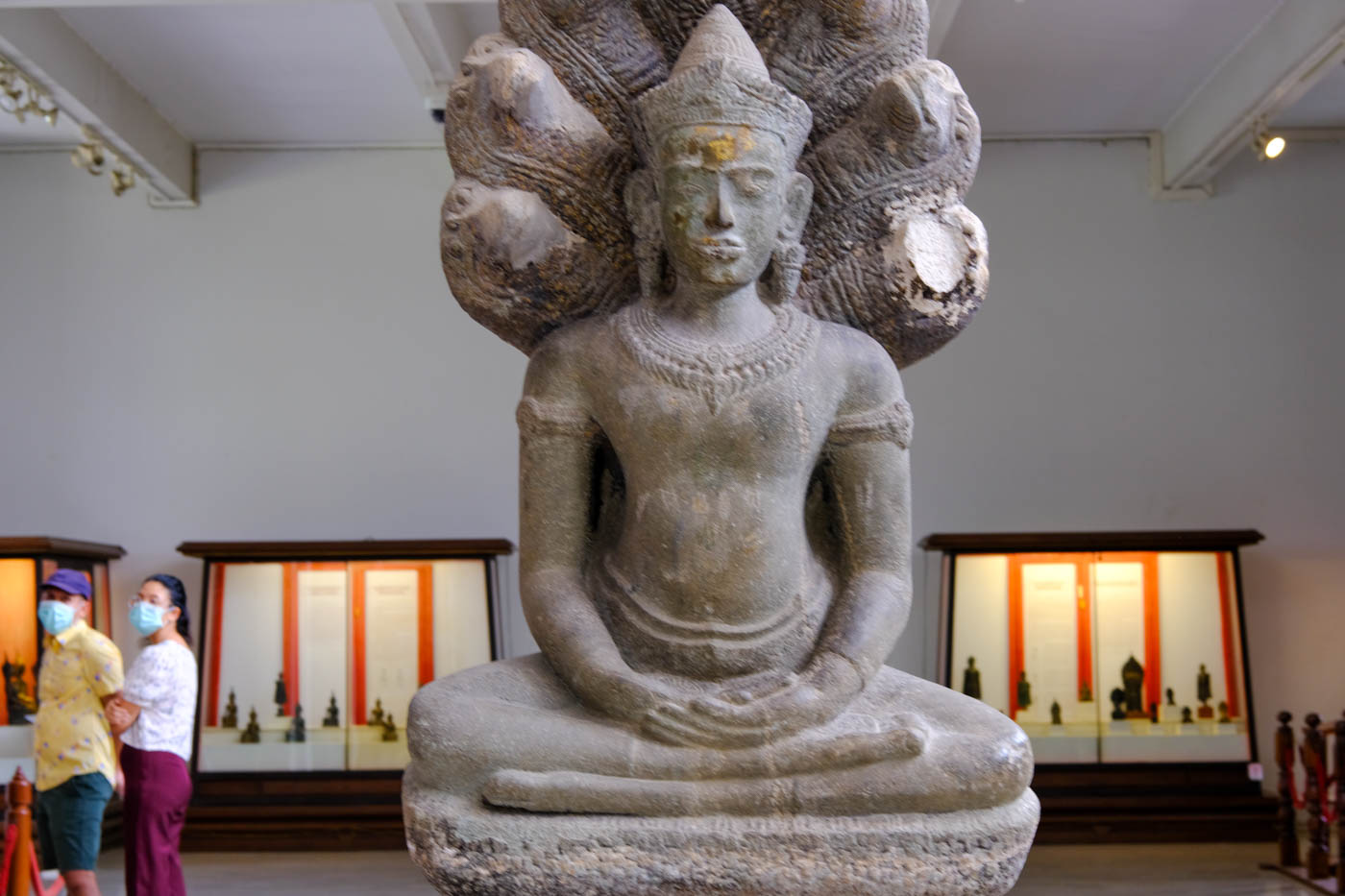 クメール様式  ナーガに守られた仏陀