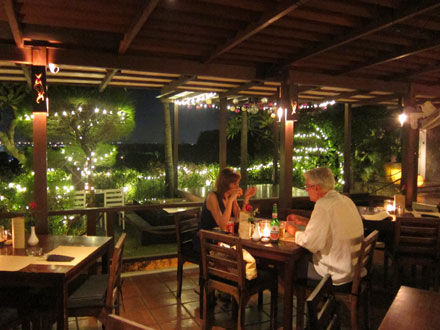 バリ島グルメ： ペペネロレストランで白ワイン２本