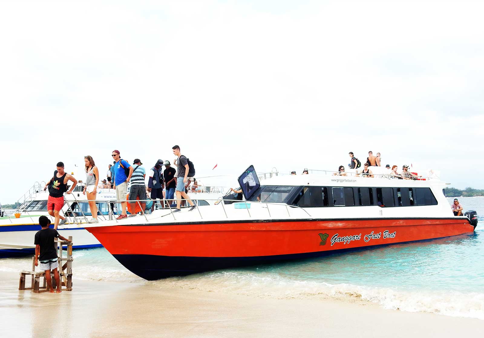 ギリ島行きスピードボート「Gili Cat」が爆発事故、パダンバイ沖
